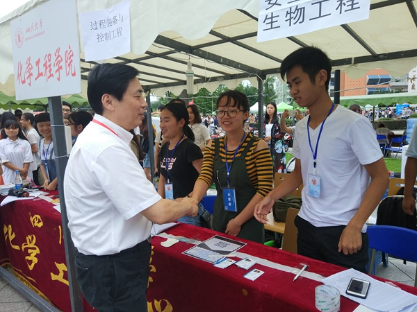 謝和平校長(zhǎng)與參與迎新工作的同學(xué)握手_副本.jpg 謝和平校長(zhǎng)與參與迎新工作的同學(xué)握手_副本.jpg