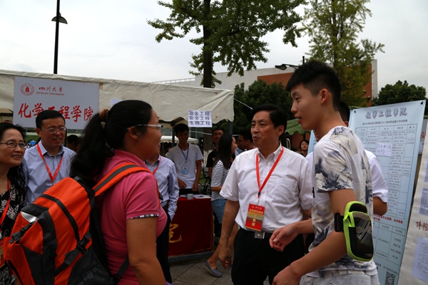 謝和平校長(zhǎng)與新生和家長(zhǎng)親切交談_副本.jpg 謝和平校長(zhǎng)與新生和家長(zhǎng)親切交談_副本.jpg